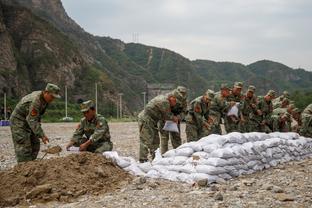 东体：斯卢茨基赛前拉其“单聊”，或许他已感觉比赛将属于谢鹏飞